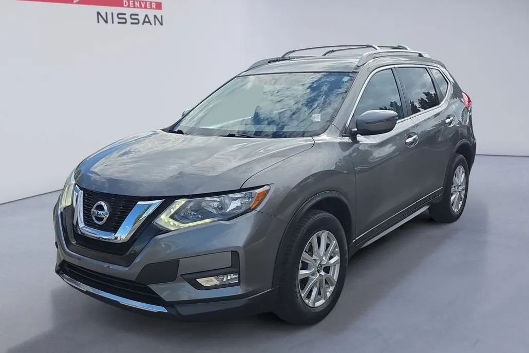 2017 Nissan Rogue SV photo 1