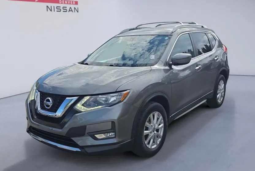 2017 Nissan Rogue SV photo 1