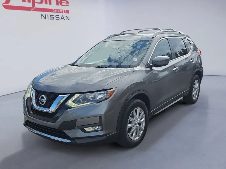 2017 Nissan Rogue SV photo 1