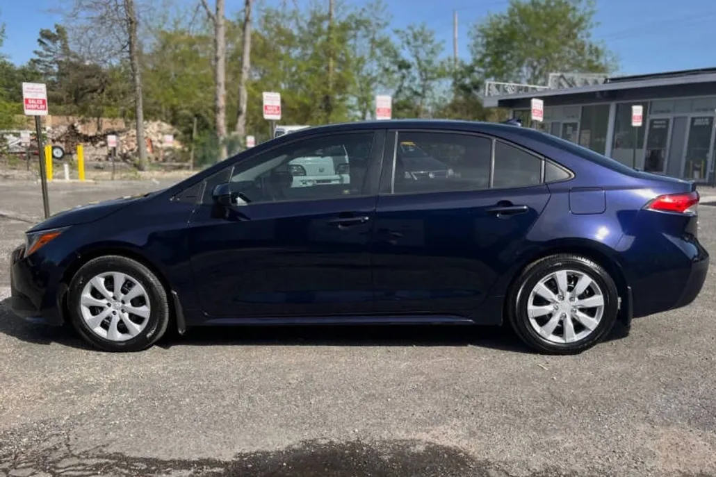 2020 Toyota Corolla LE photo 1