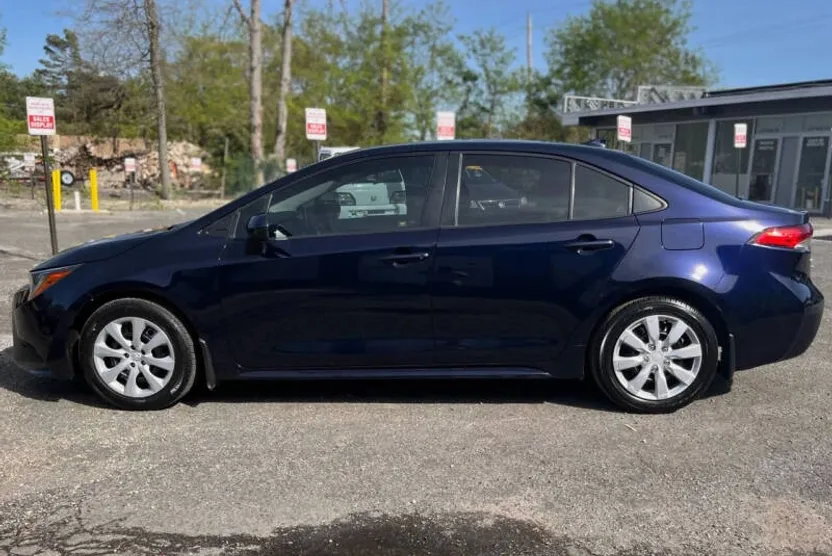 2020 Toyota Corolla LE photo 1