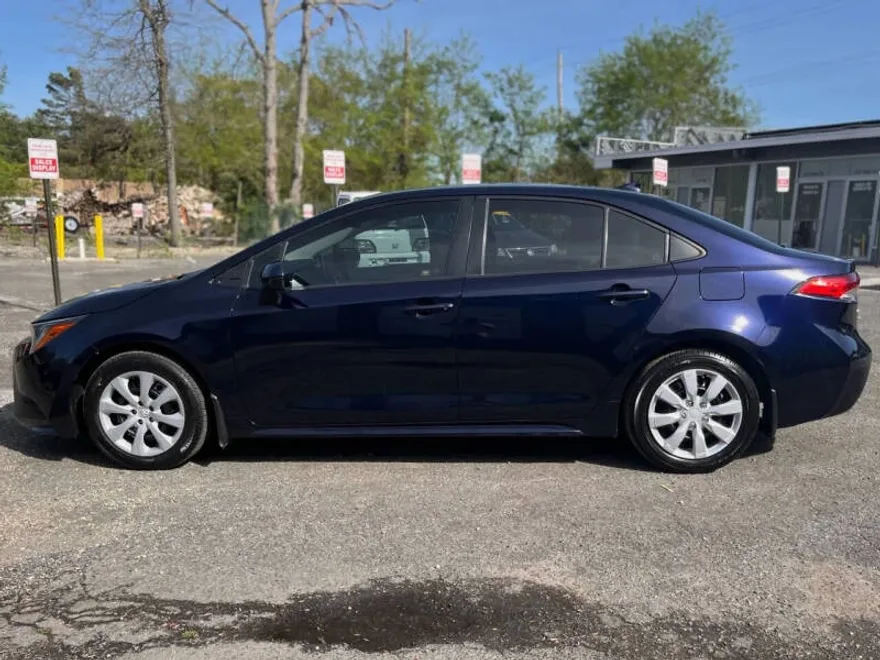 2020 Toyota Corolla LE photo 1