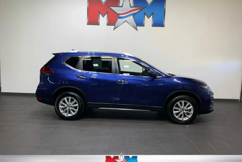 2020 Nissan Rogue SV photo 1