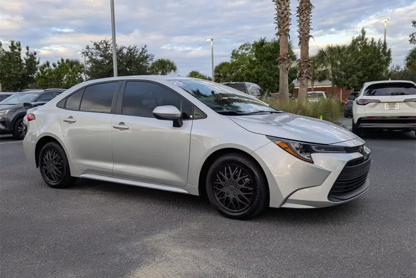2025 Toyota Corolla LE photo 1