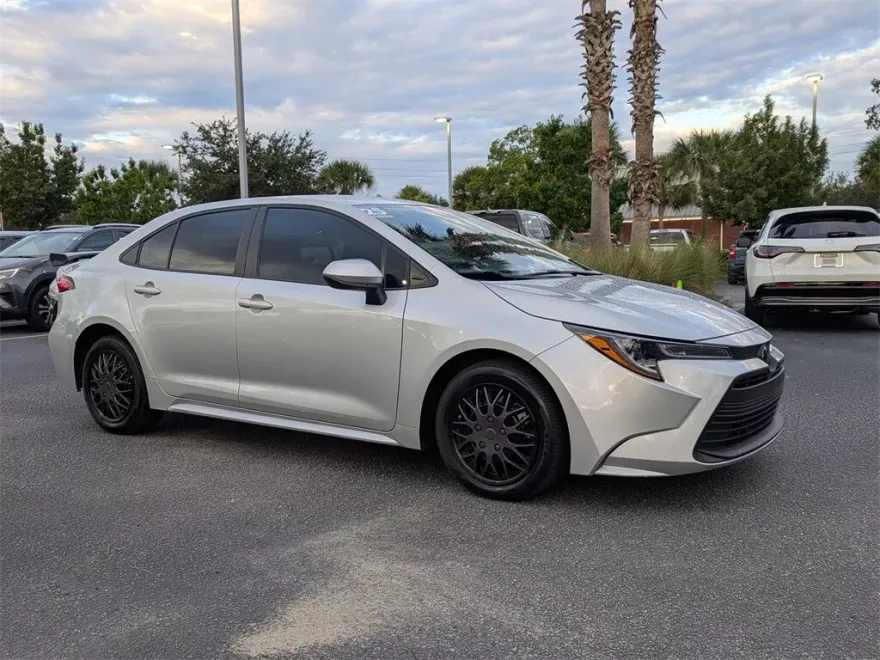 2025 Toyota Corolla LE photo 1