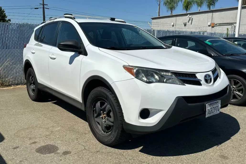2014 Toyota RAV4 LE photo 1