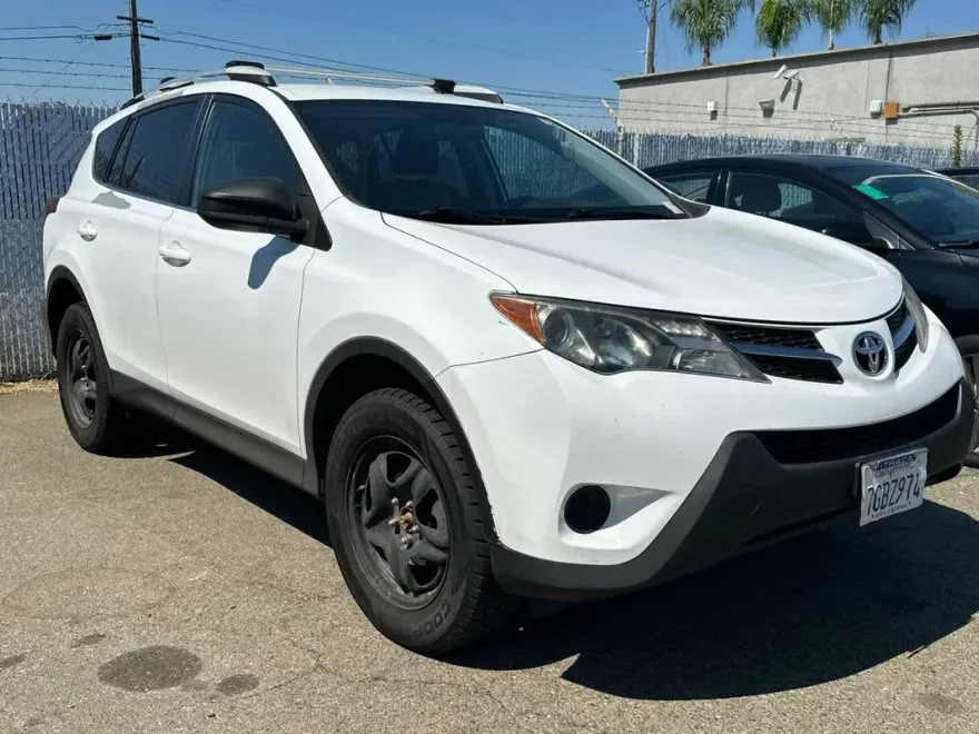2014 Toyota RAV4 LE photo 1