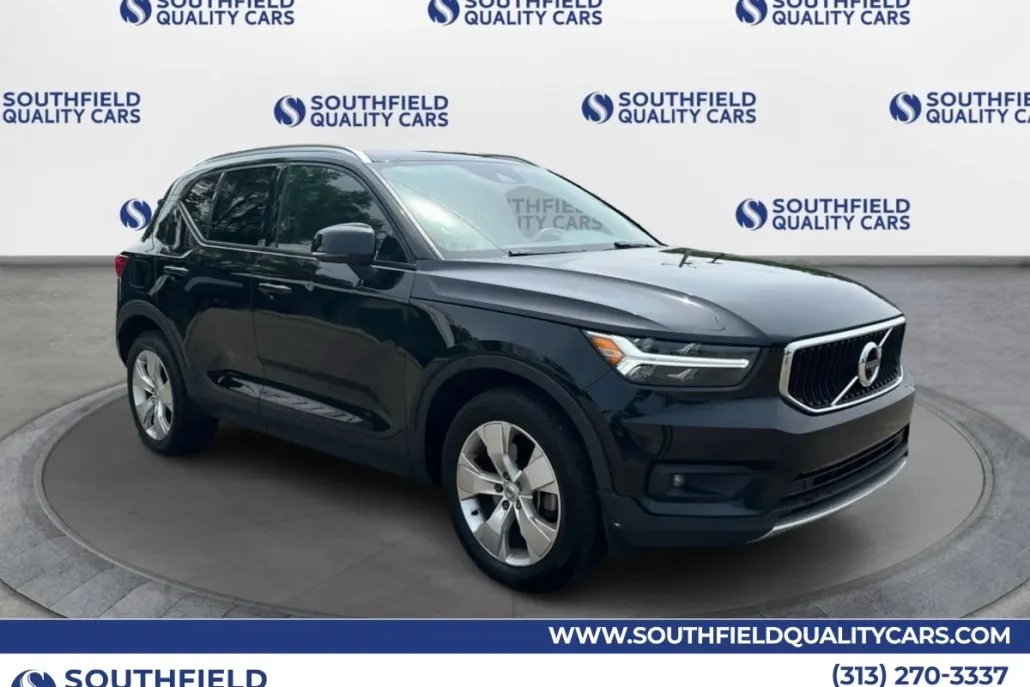 2021 Volvo XC40 Momentum photo 1