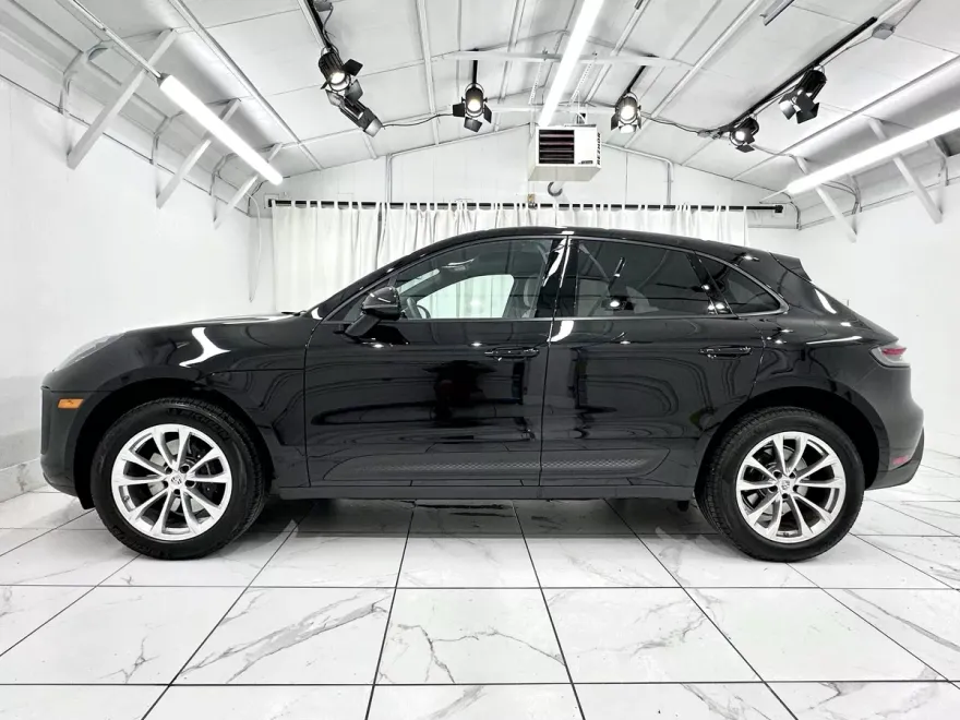 2024 Porsche Macan Base photo 2