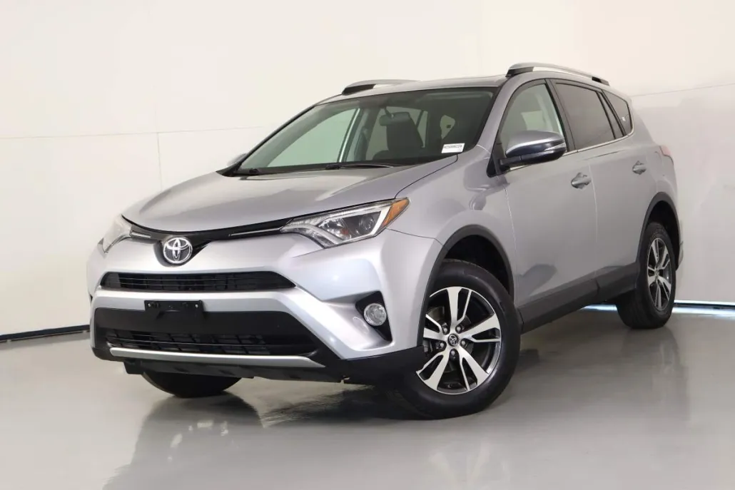 2016 Toyota RAV4 XLE photo 1