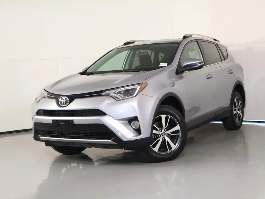2016 Toyota RAV4 XLE photo 1
