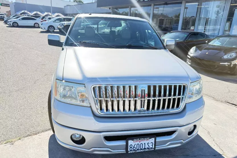 2008 Lincoln Mark LT photo 1