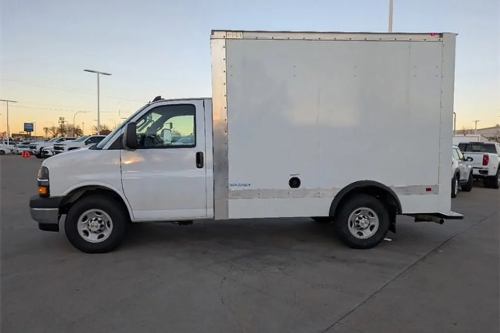 2024 Chevrolet Express Cutaway 3500 photo 1
