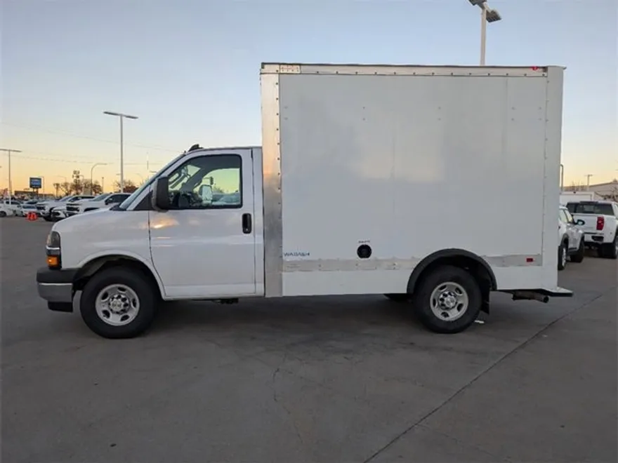 2024 Chevrolet Express Cutaway 3500 photo 1