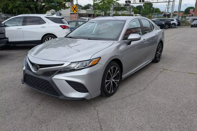 2020 Toyota Camry SE photo 1