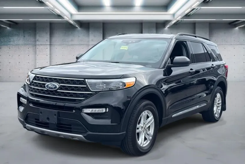 2023 Ford Explorer XLT photo 1