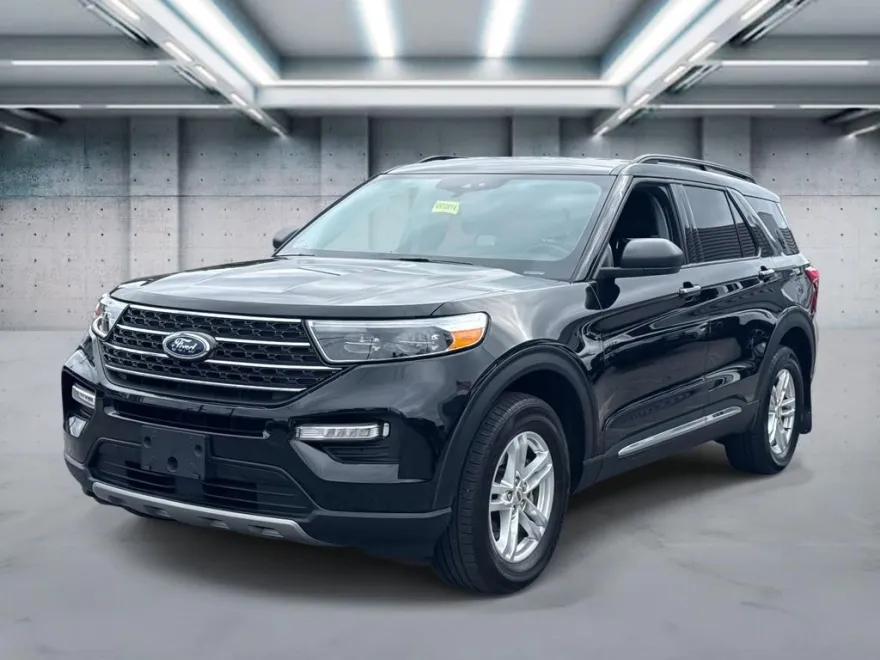 2023 Ford Explorer XLT photo 1