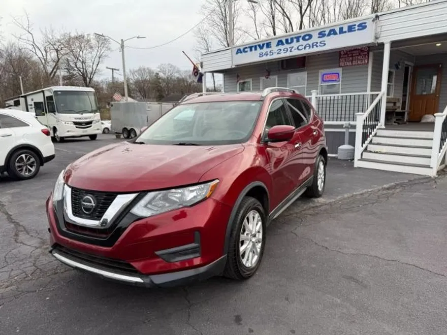 2018 Nissan Rogue SV photo 1