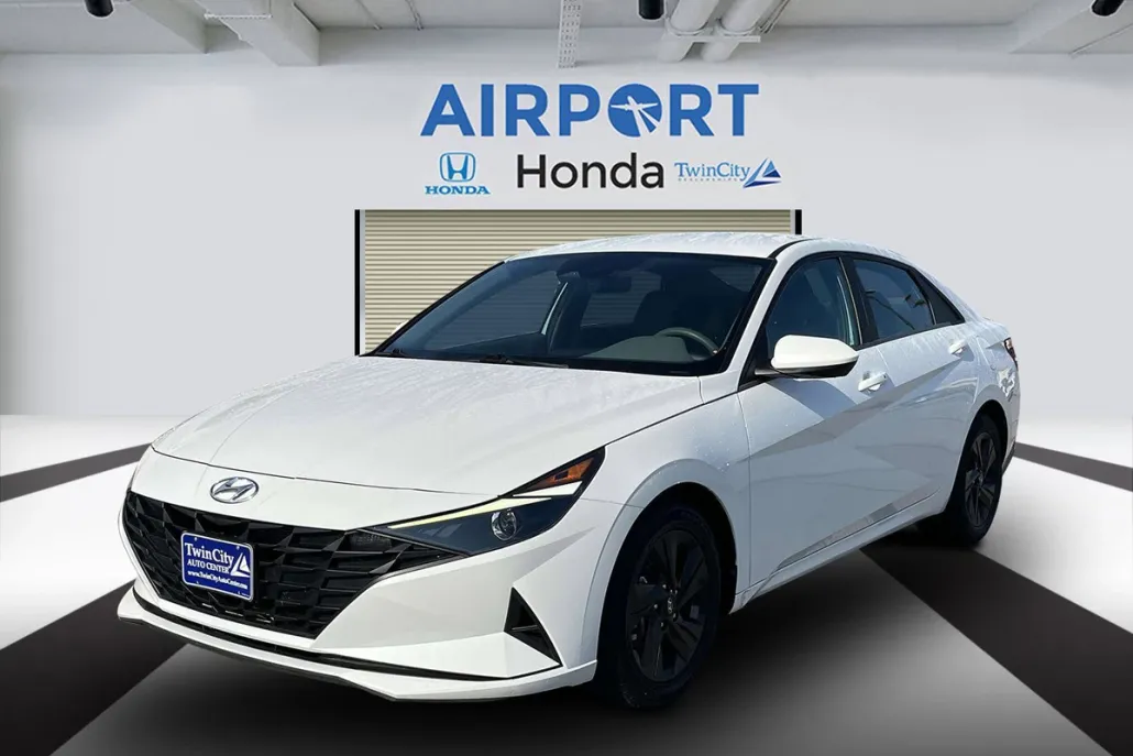 2023 Hyundai Elantra SEL photo 1