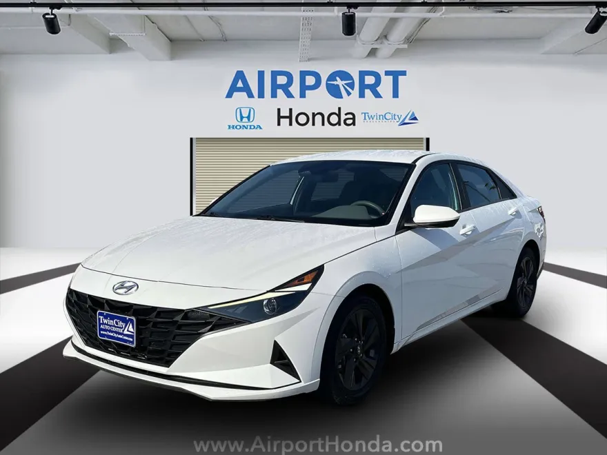 2023 Hyundai Elantra SEL photo 1
