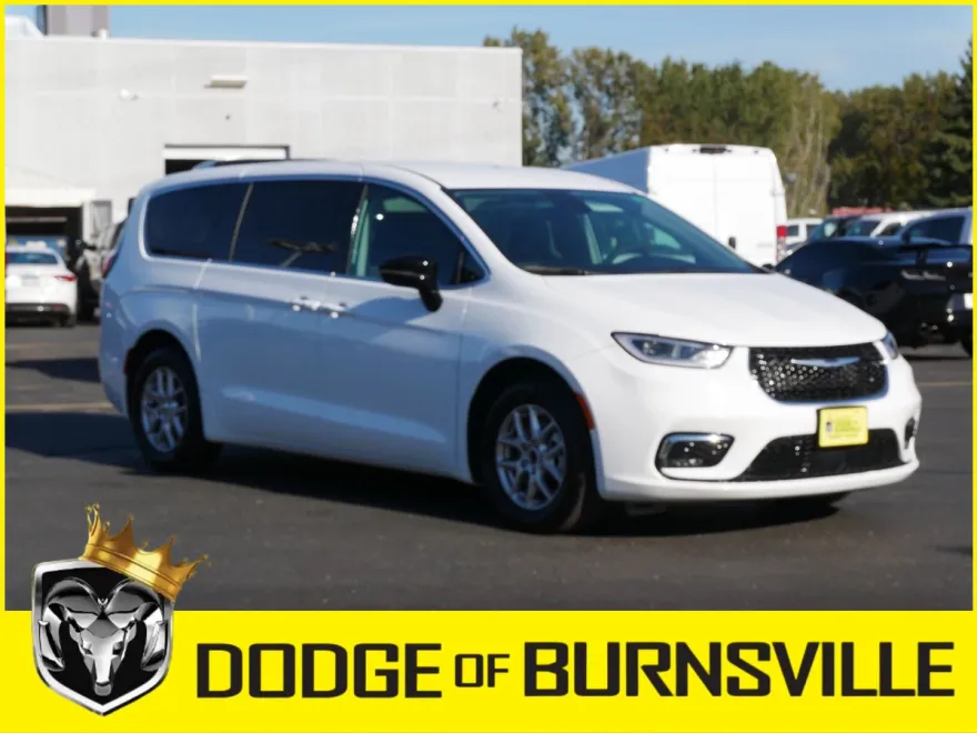 2024 Chrysler Pacifica Touring L photo 1