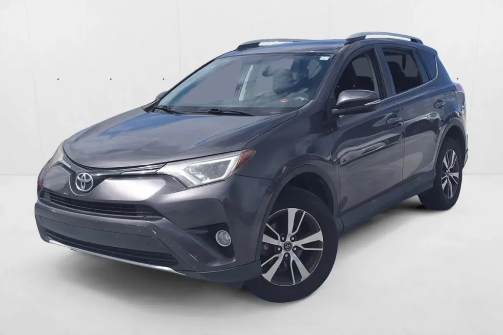 2016 Toyota RAV4 XLE photo 1