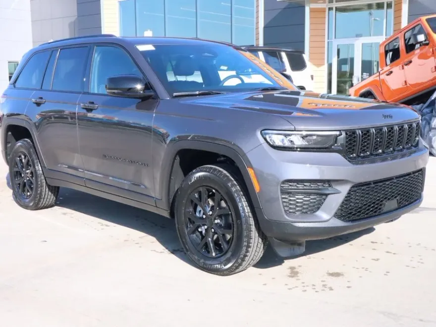 2025 Jeep Grand Cherokee Altitude photo 1