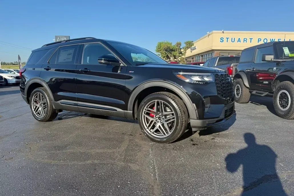 2025 Ford Explorer ST-Line photo 1