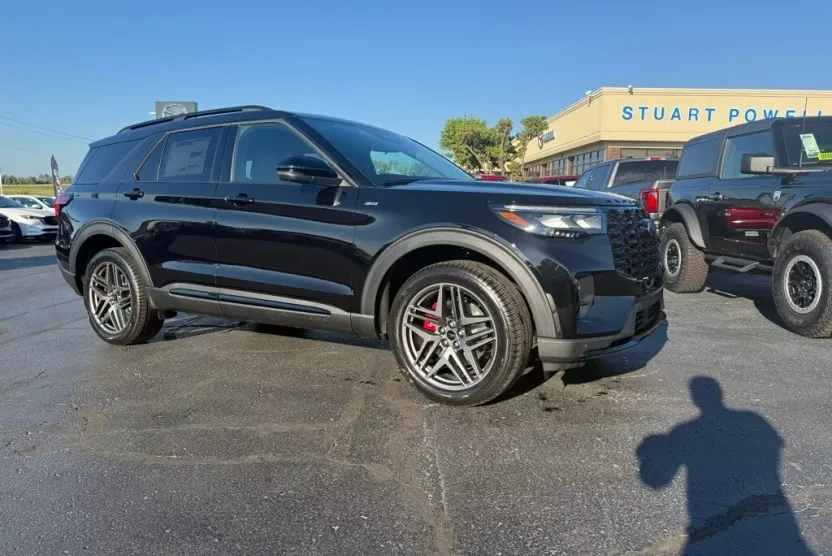 2025 Ford Explorer ST-Line photo 1