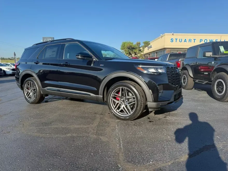 2025 Ford Explorer ST-Line photo 1