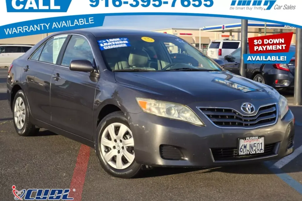 2011 Toyota Camry LE photo 1