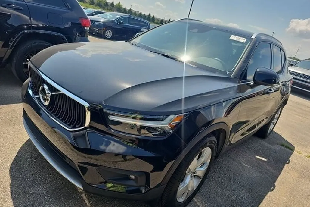 2021 Volvo XC40 Momentum photo 1