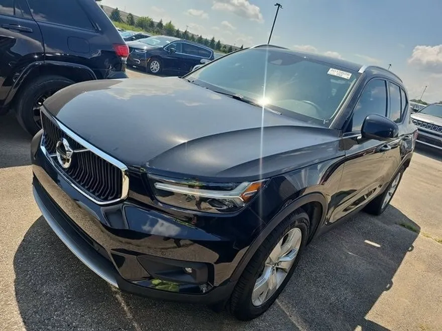 2021 Volvo XC40 Momentum photo 1