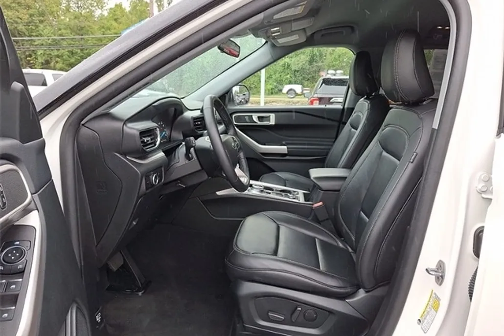 2023 Ford Explorer XLT photo 1