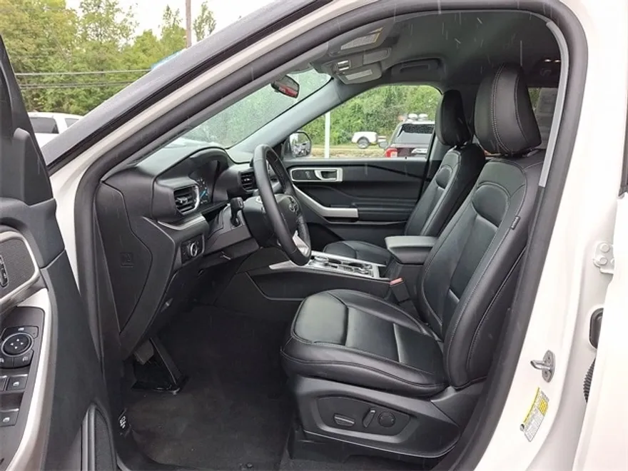 2023 Ford Explorer XLT photo 1