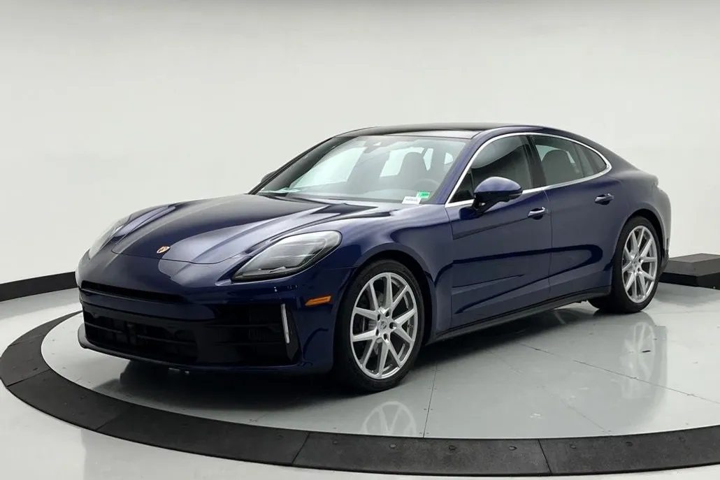 2025 Porsche Panamera 4 photo 1