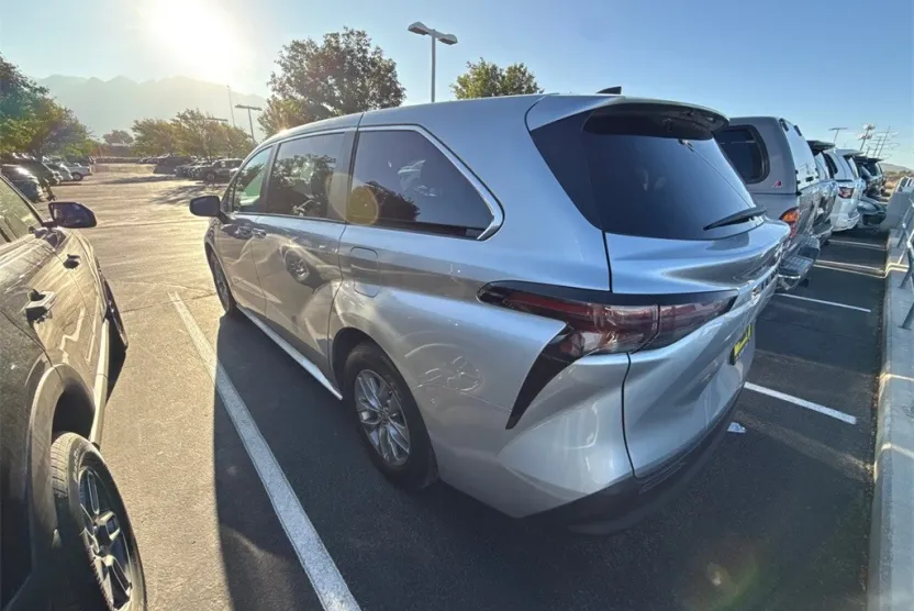 2024 Toyota Sienna LE photo 1