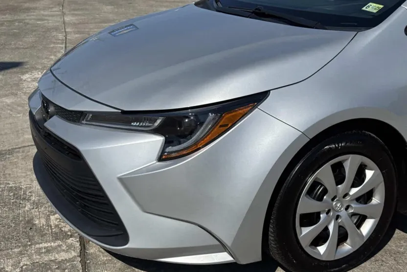 2024 Toyota Corolla LE photo 1