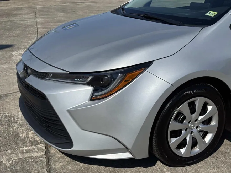 2024 Toyota Corolla LE photo 1