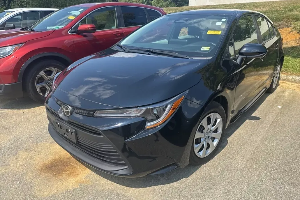 2024 Toyota Corolla LE photo 1
