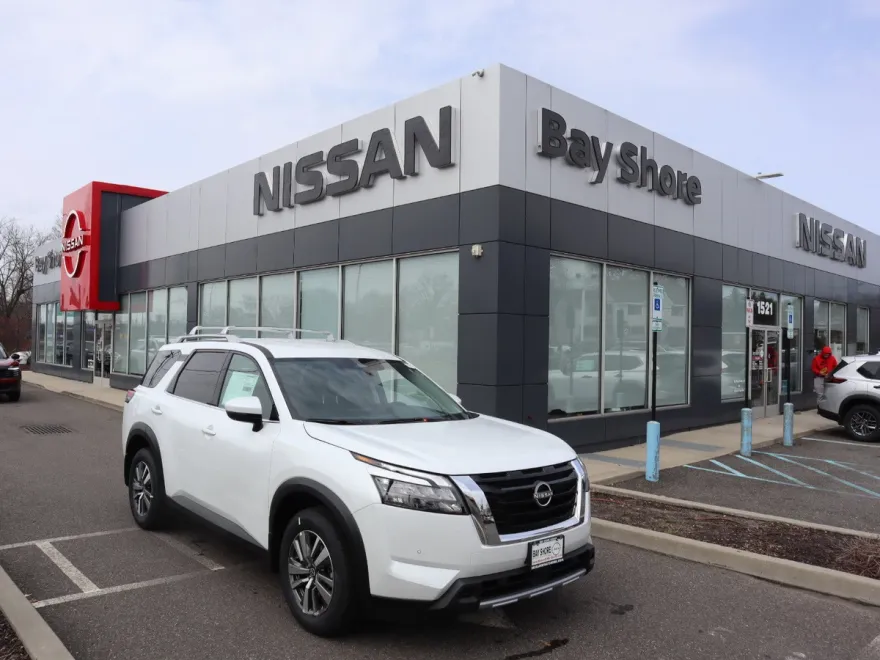 2025 Nissan Pathfinder SL photo 1