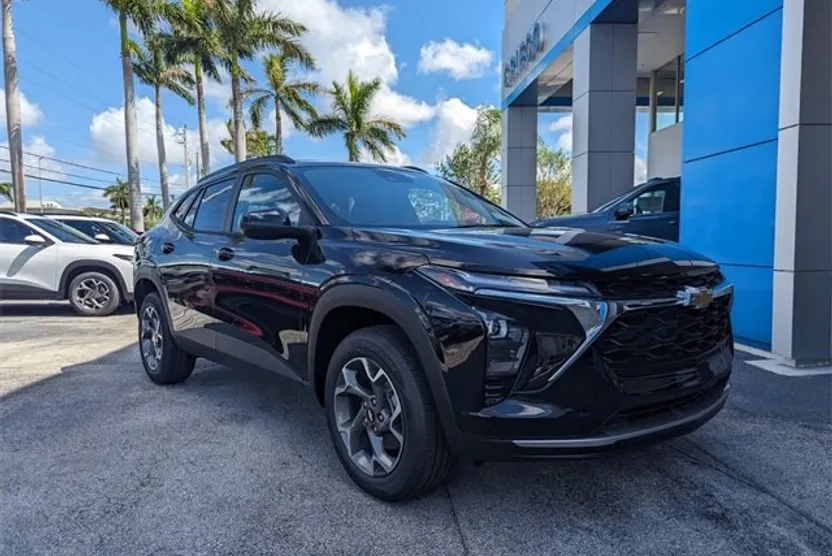 2025 Chevrolet Trax LT photo 1