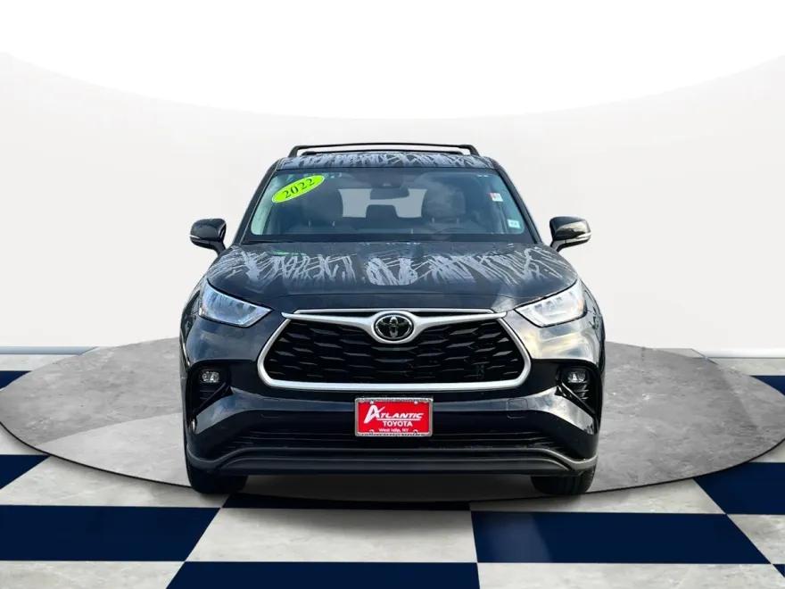 2022 Toyota Highlander LE photo 1