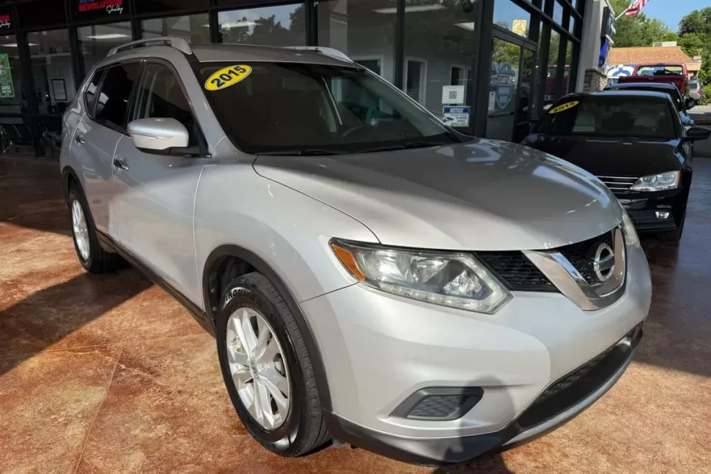 2015 Nissan Rogue SV photo 1