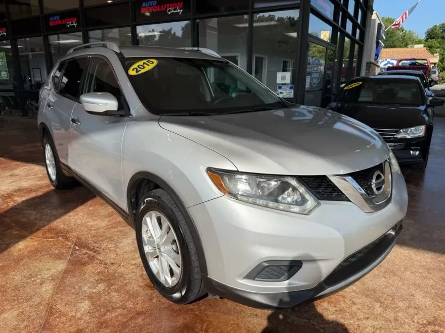 2015 Nissan Rogue SV photo 1
