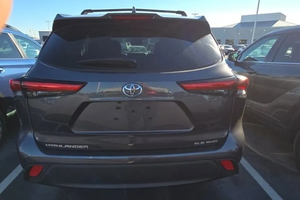 2022 Toyota Highlander XLE photo 1