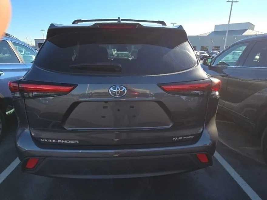 2022 Toyota Highlander XLE photo 1