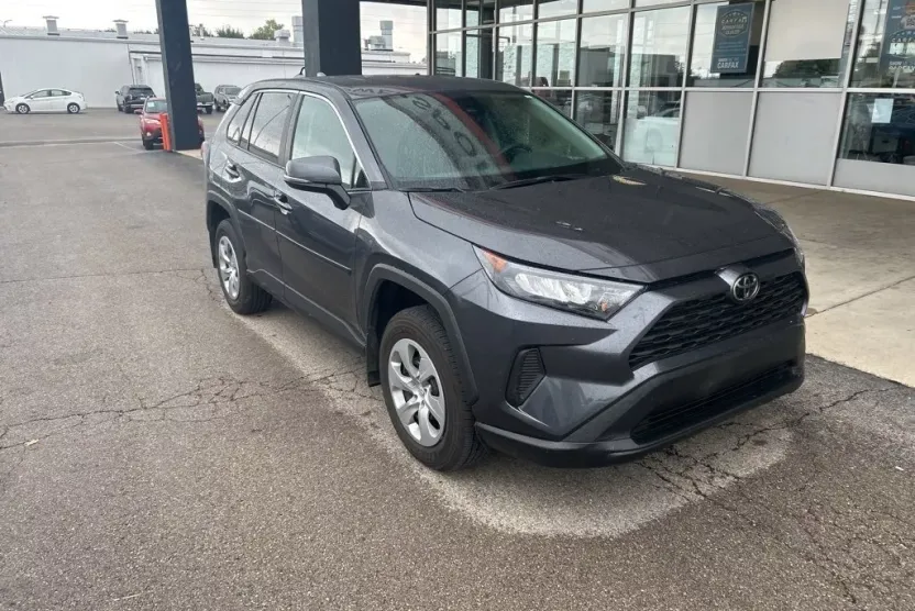 2022 Toyota RAV4 LE photo 1