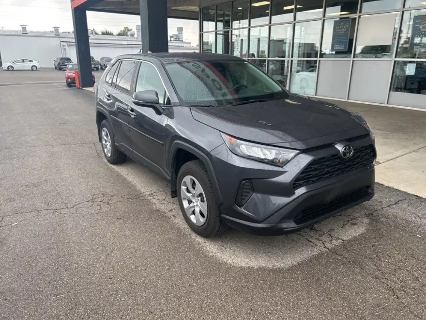 2022 Toyota RAV4 LE photo 1