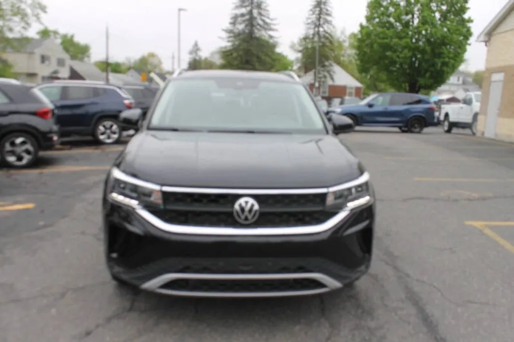 2022 Volkswagen Taos SE photo 1